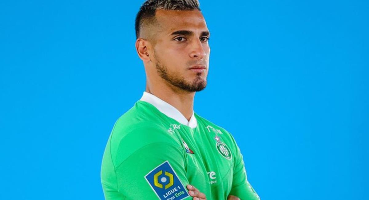 Miguel Trauco posó con nueva camiseta de la temporada 2020/21. Foto: Instagram Saint Étienne