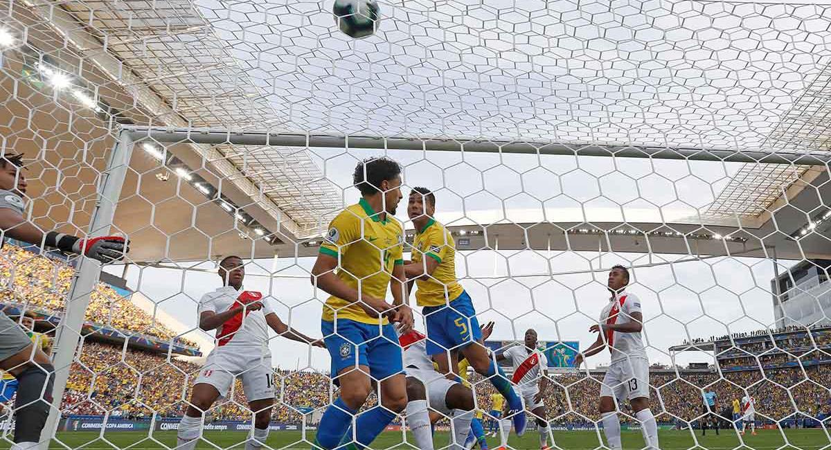 Perú y Brasil chocan en el Nacional de Lima. Foto: EFE
