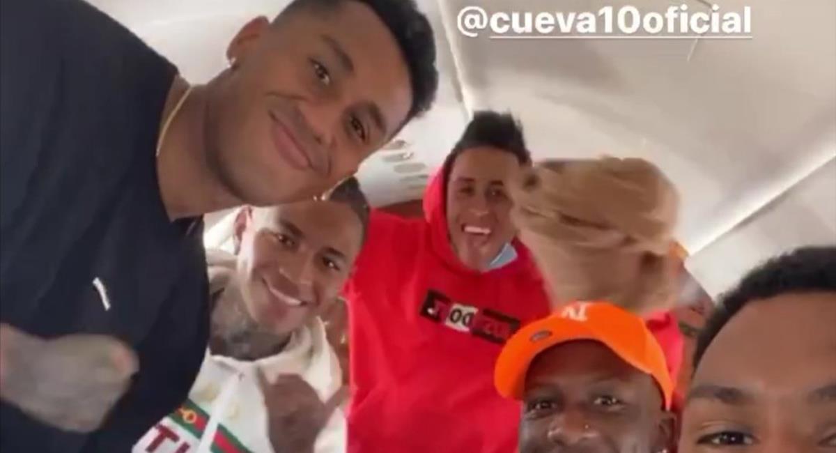 Peruanos llegan en vuelo chárter a la capital para unirse a la 'bicolor'. Foto: Instagram Marcos López