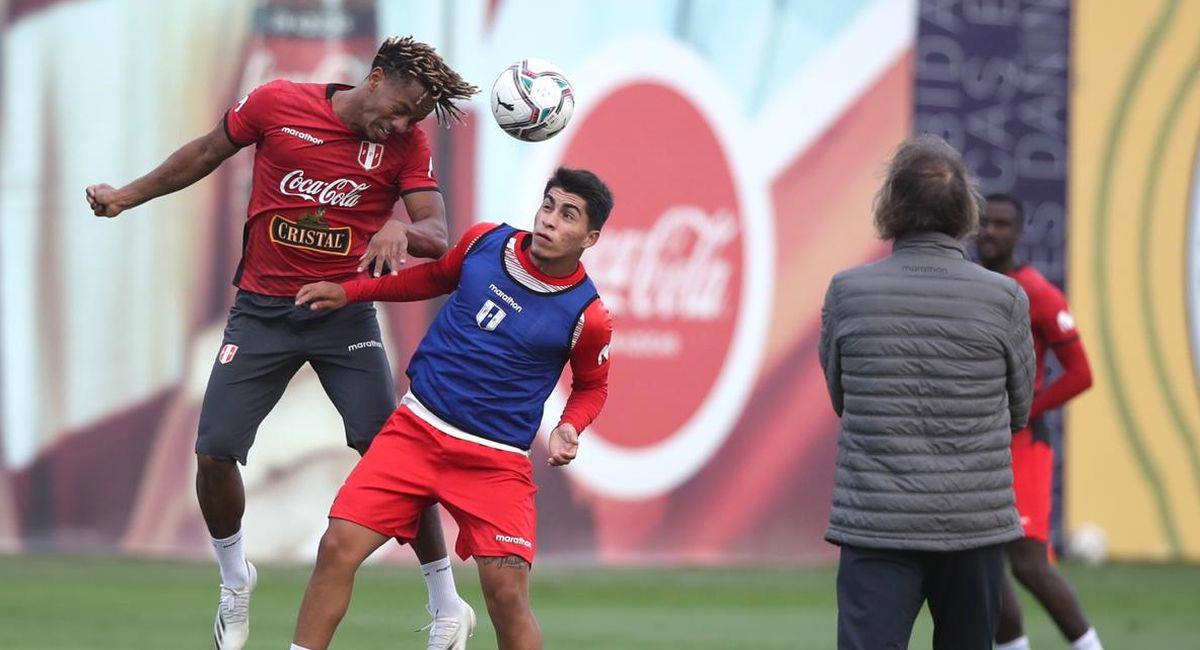 Ricardo Gareca analiza a sus jugadores para enfrentar a Paraguay. Foto: Twitter Selección Peruana