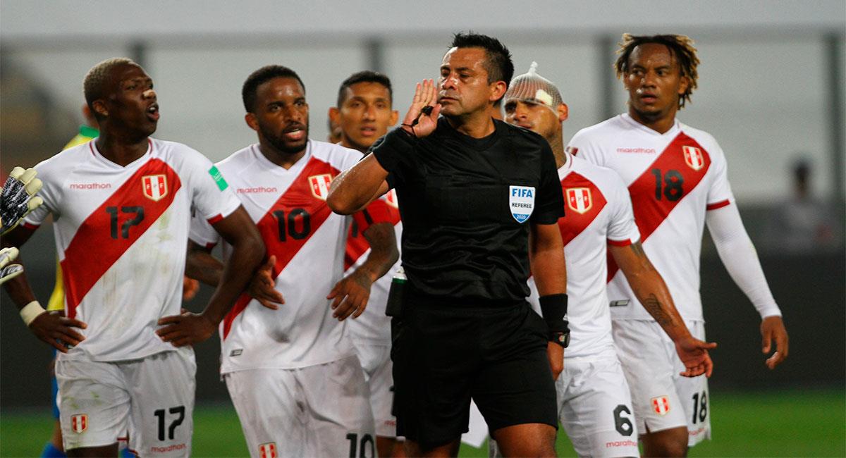 Julio Bascuñán fue el cuestionado árbitro del Perú vs Brasil. Foto: FPF.