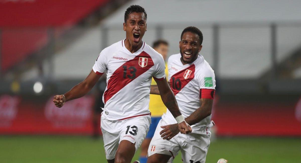 Renato Tapia disgustado con el árbitro Julio Bascuñán. Foto: Twitter Selección Peruana