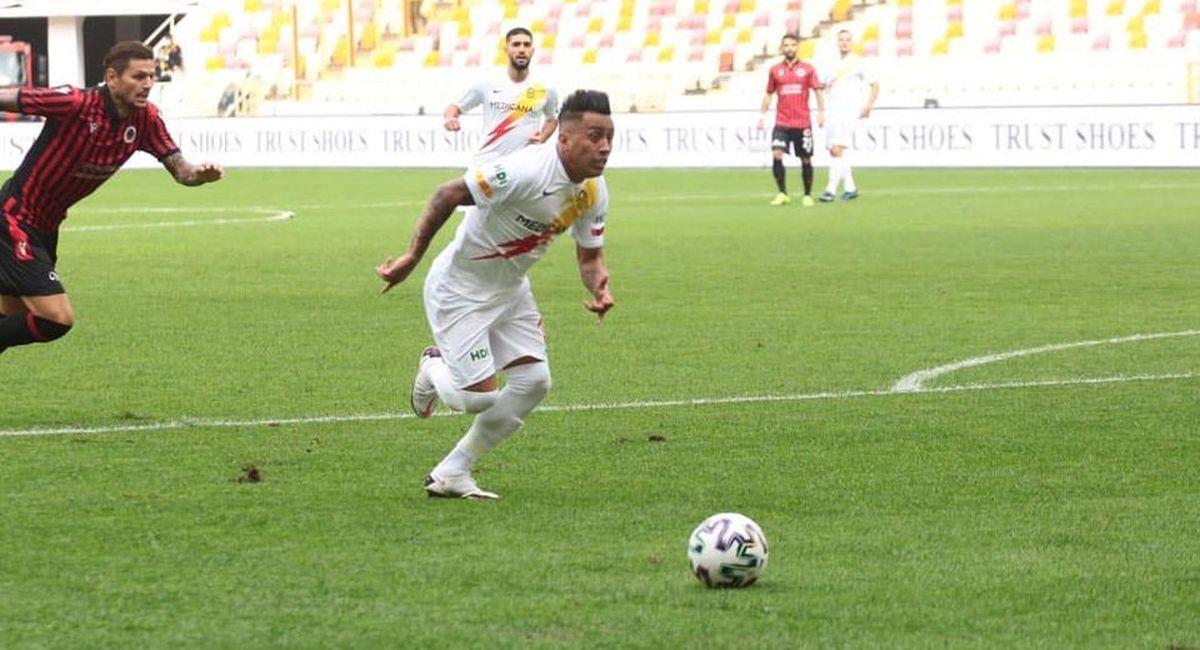 Christian Cueva en pleno partido con el Yeni Malatyaspor. Foto: Facebook Yeni Malatyaspor