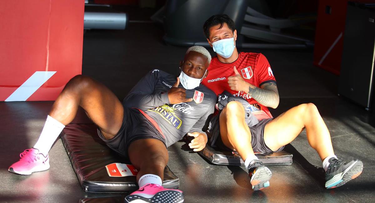 Gianluca Lapadula mostró buenos ánimos en los entrenamientos de Perú. Foto: Prensa FPF