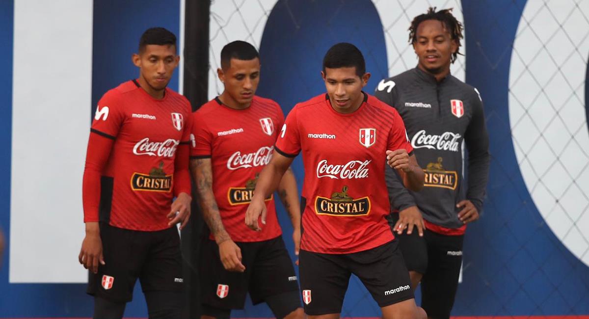 Selección Peruana viajó a Santiago este miércoles. Foto: Prensa FPF