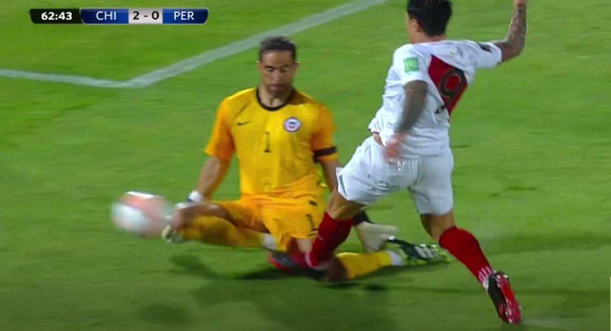 Gianluca Lapadula estuvo cerca de marcar ante Chile. Foto: Captura YouTube