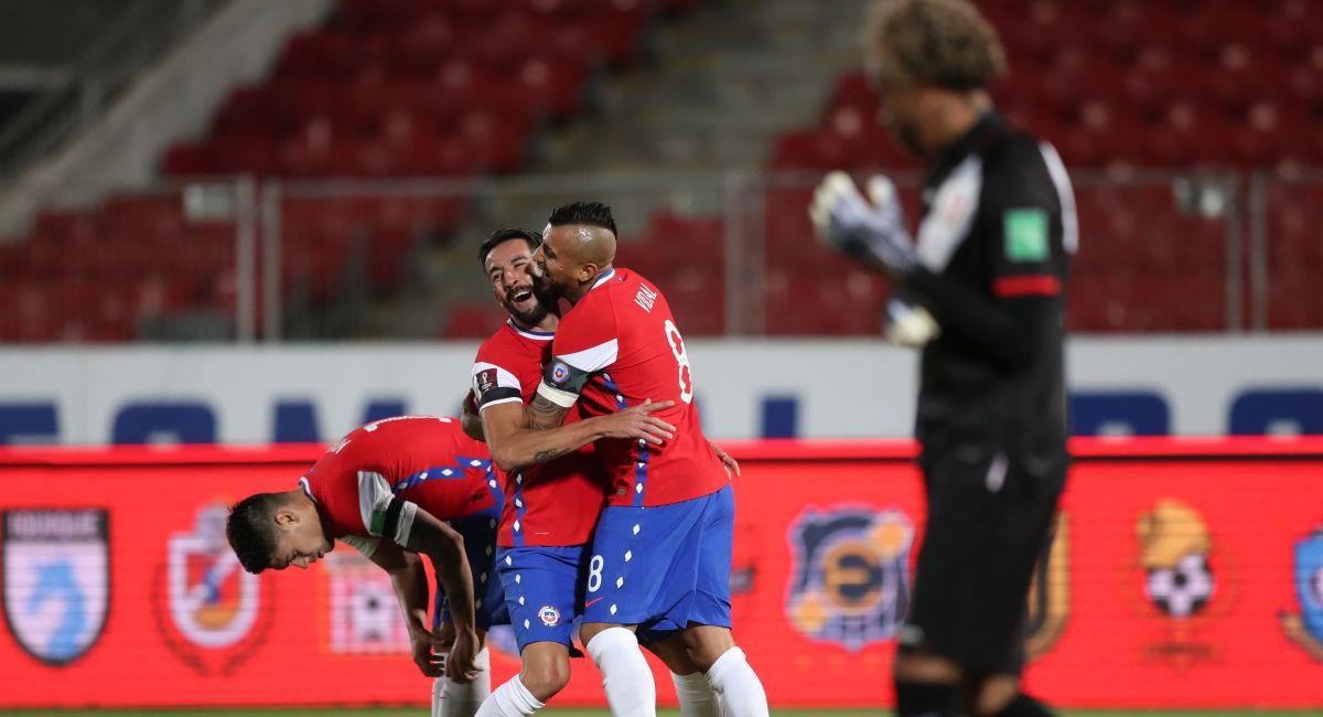 Chile celebrando uno de sus goles ante Perú. Foto: EFE