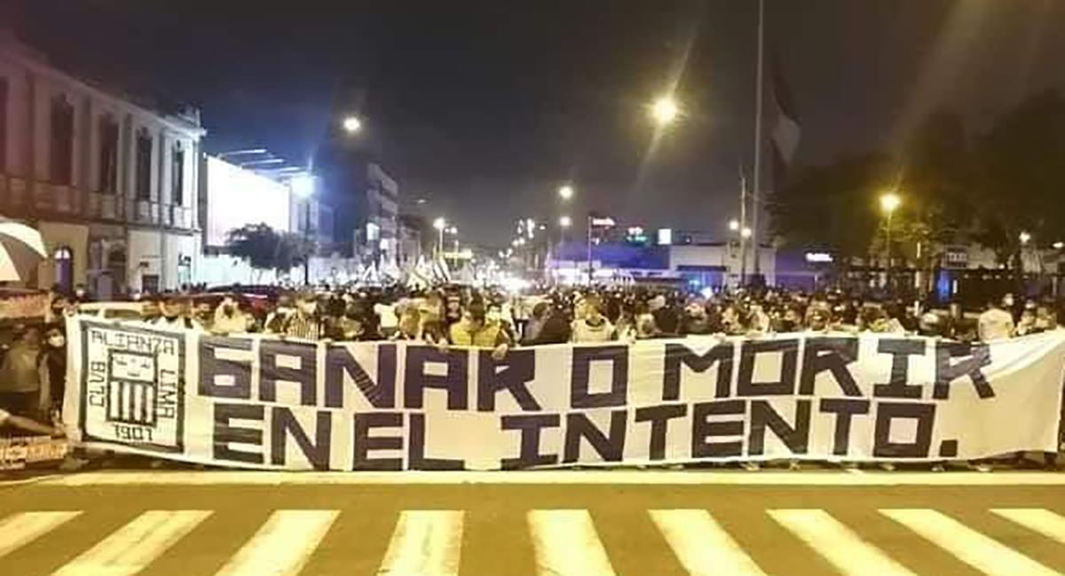 Banderazo de los hinchas de Alianza Lima. Foto: Twitter @ComandoSvr1986