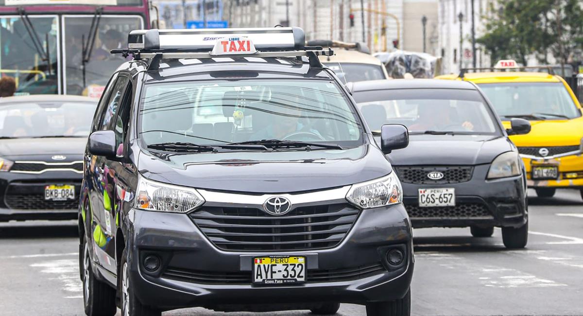 Taxis ya podrán llevar a tres pasajeros en sus unidades. Foto: Andina