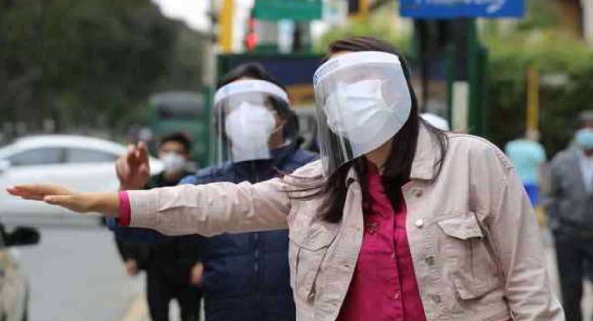 Sigue siendo obligatorio el uso de los protectores faciales en el transporte público. Foto: Andina