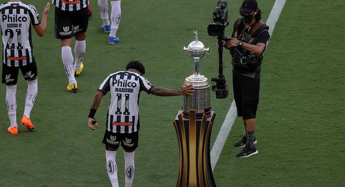 Marinho tocó el trofeo de Copa Libertadores cuando saltó al campo. Foto: Twitter @Libertadores
