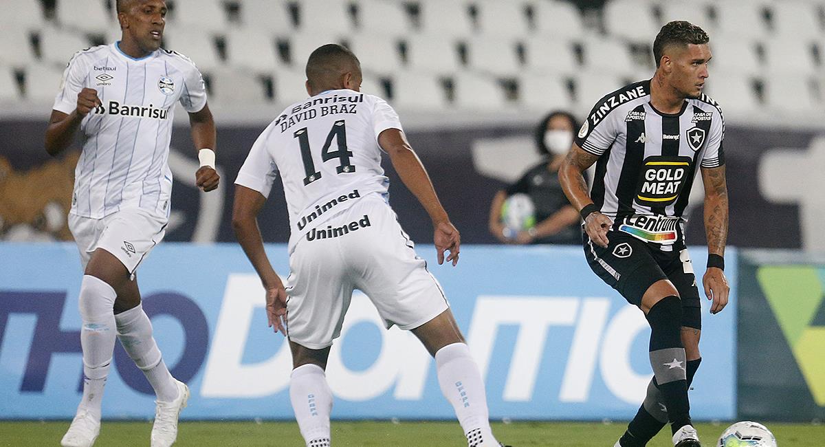 Alexander Lecaros descendió con Botafogo y este lunes fue goleado. Foto: Twitter @Botafogo