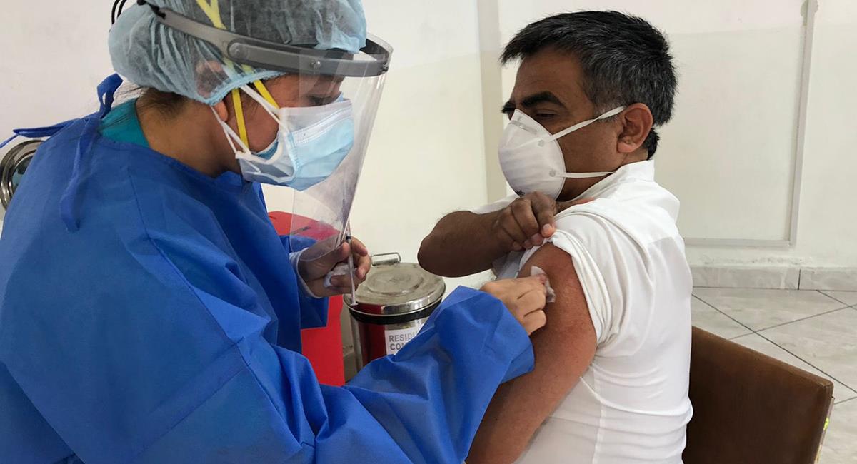 Jefe de UCI en Hospital Loayza fue el primer vacunado en Perú. Foto: Twitter @hospitalloayza
