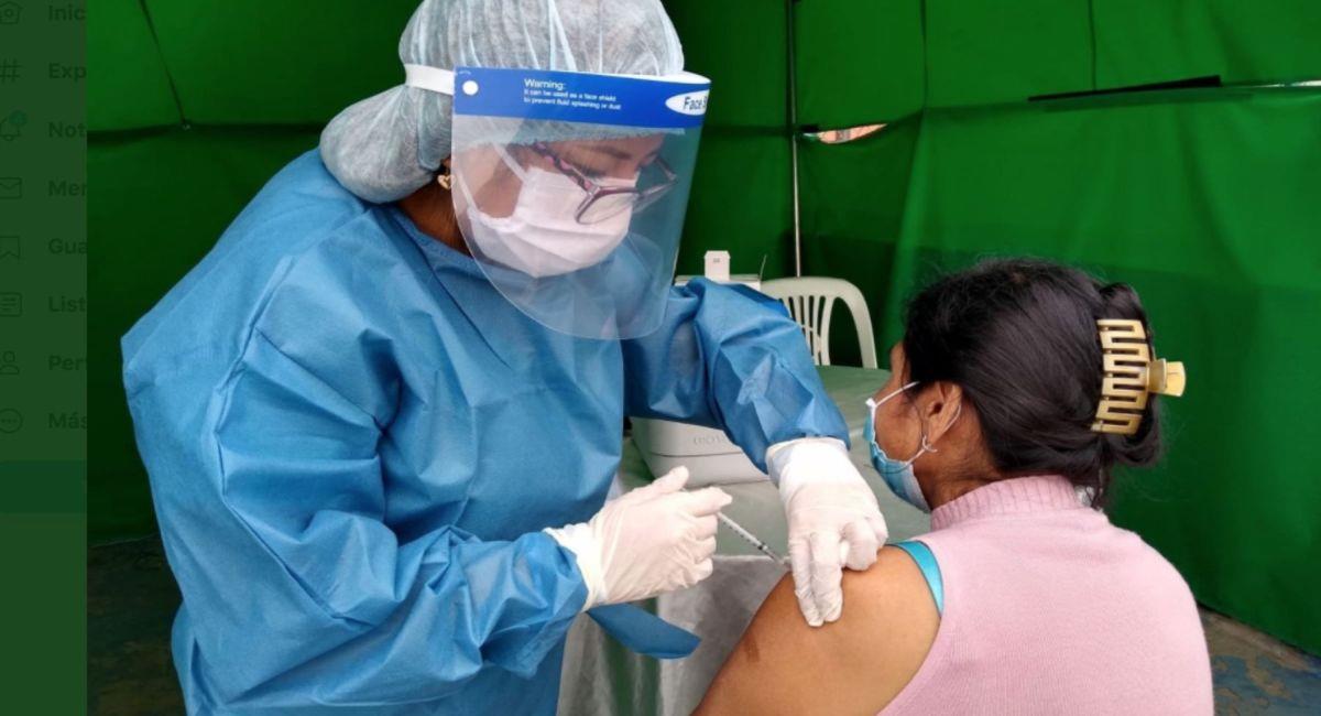 En Perú se sigue vacunando al persona médico de primera línea. Foto: Andina