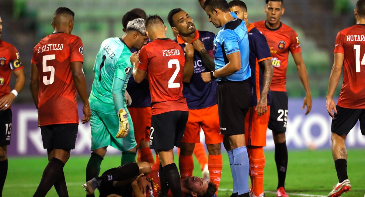 Jersson Vásquez se fue expulsado en el duelo ante Caracas FC. Foto: EFE