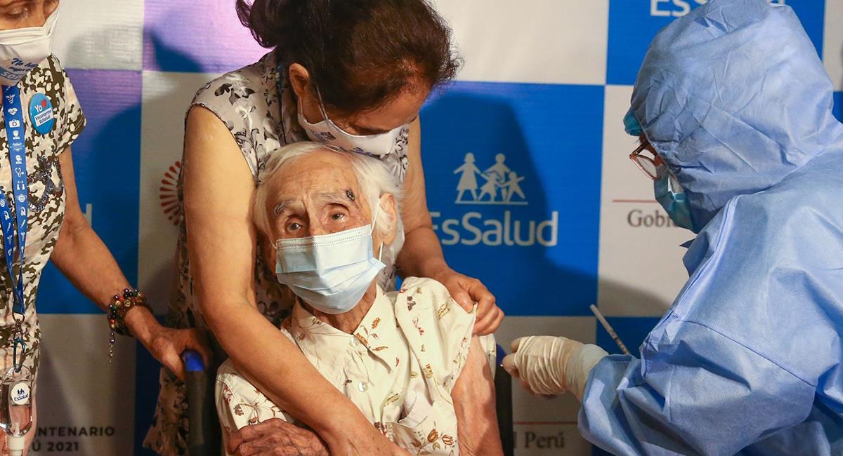 Este lunes 8 de marzo iniciaron las vacunas a los adultos mayores. Foto: Andina