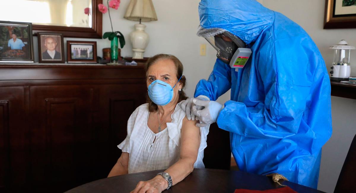 Adultos mayores empezaron a ser vacunados desde este último lunes. Foto: Andina