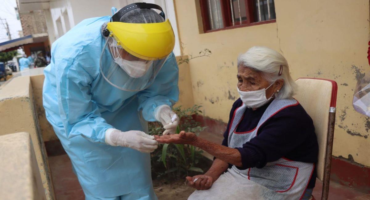 Los adultos mayores de provincia comenzarán a ser vacunados contra el coronavirus. Foto: Andina