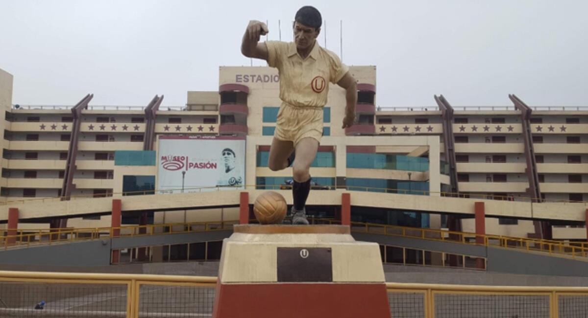 Universitario busca nueva estatua de 'Lolo' Fernández. Foto: Twitter Difusión