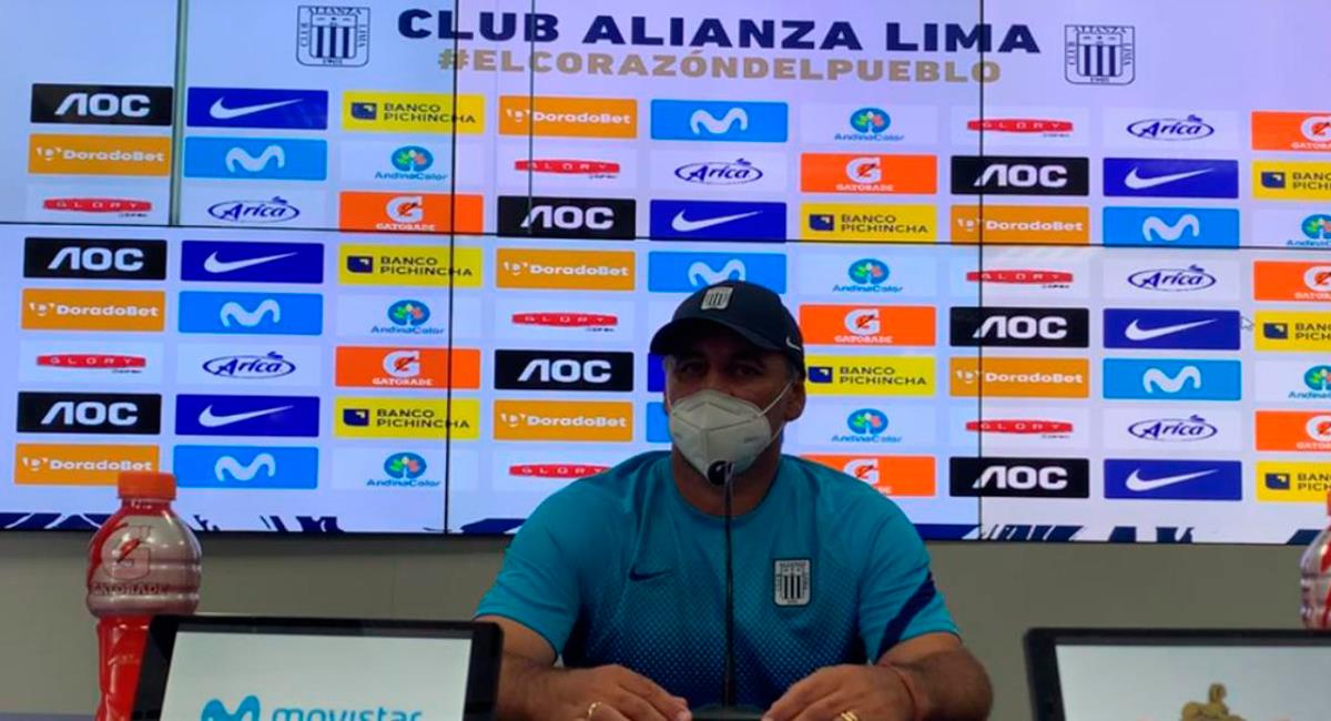 Carlos Bustos dio conferencia de prensa este domingo. Foto: Alianza Lima