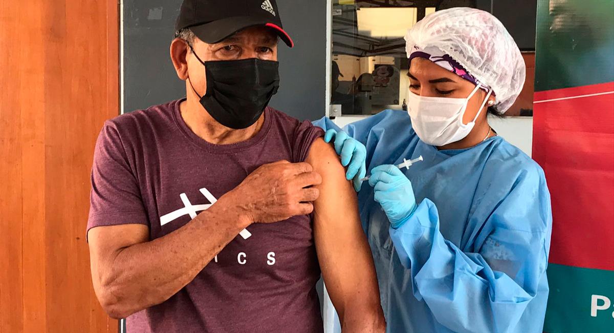 Héctor Chumpitaz recibiendo primera dosis de vacuna. Foto: Twitter @tadokolo79