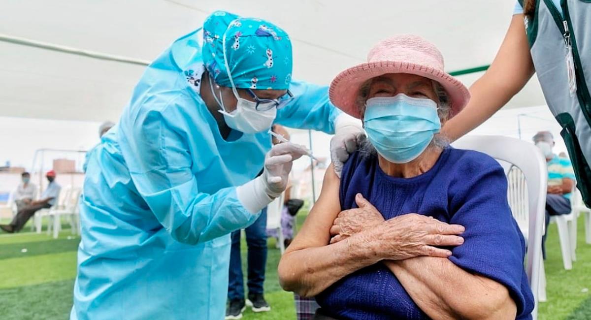 Adultos de 70 y 60 años ya tienen fecha de vacunación. Foto: Andina