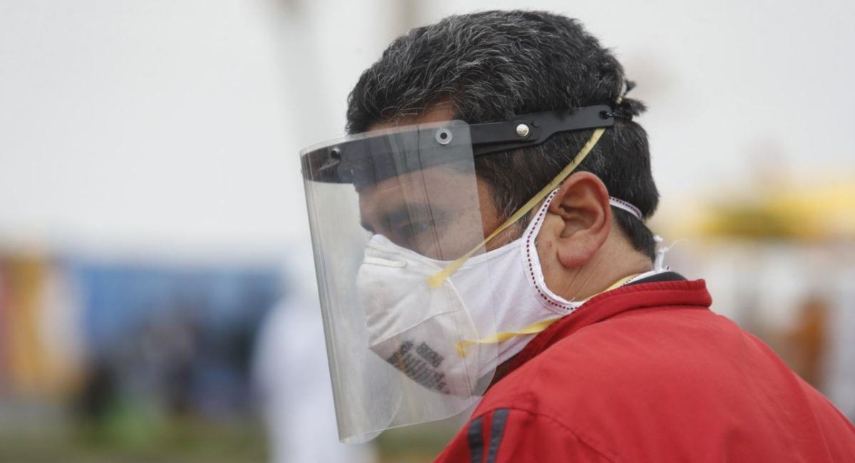 En Lima será obligatorio el uso de los protectores faciales en los conglomerados. Foto: Andina