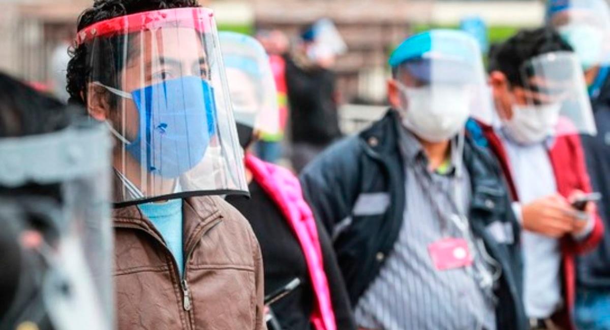Protector facial es obligatorio para ingresar a centros comerciales. Foto: Andina