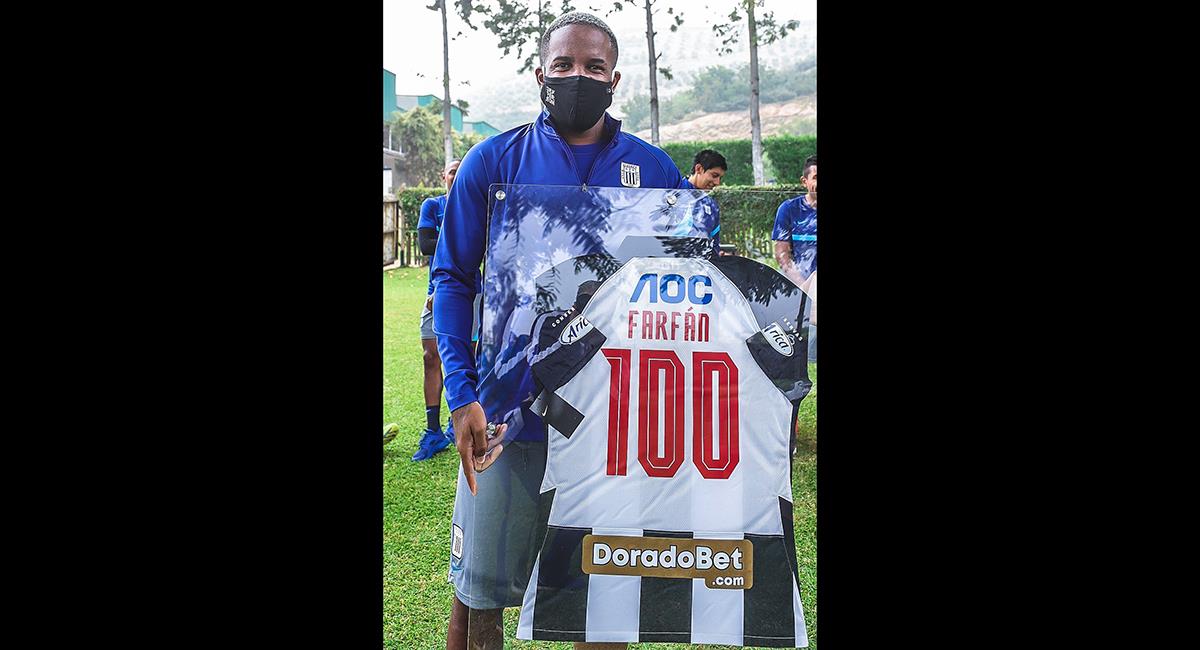 Farfán llegó a los 100 partidos con los 'íntimos'. Foto: Twitter Club Alianza Lima