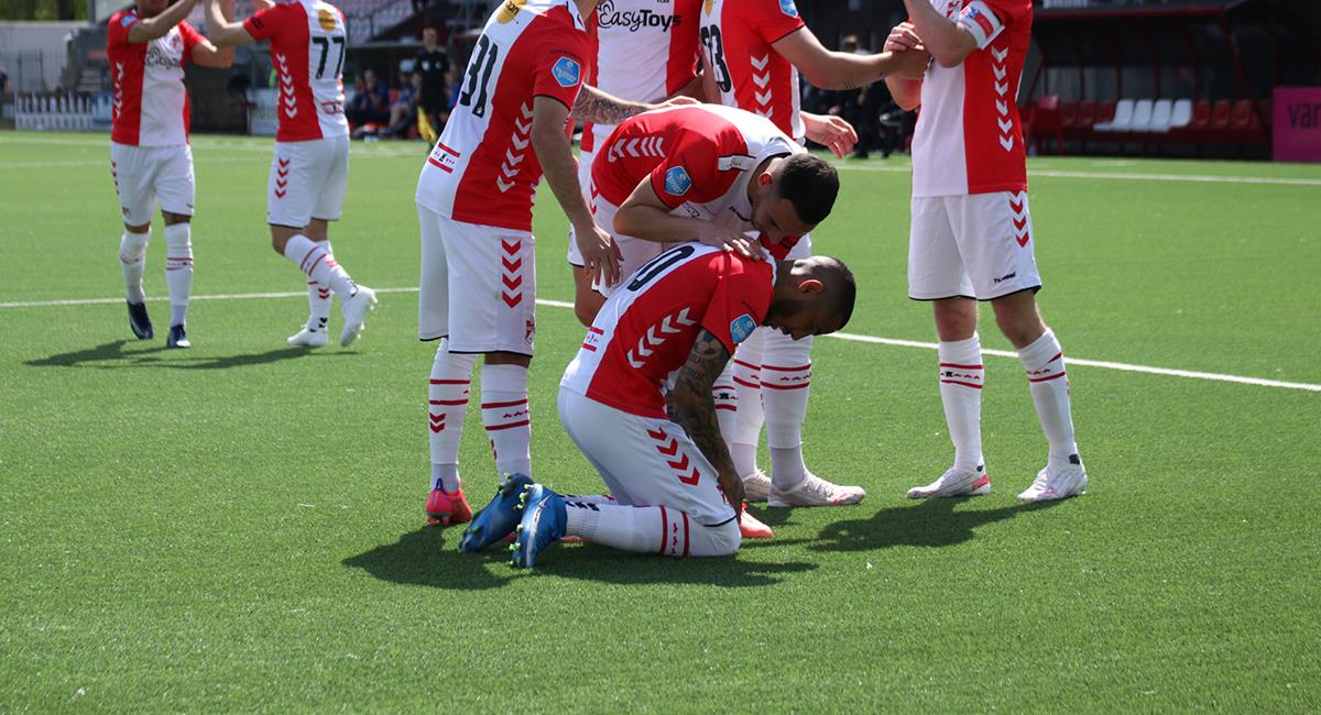Sergio Peña celebra gol con Emmen. Foto: Twitter FC Emmen