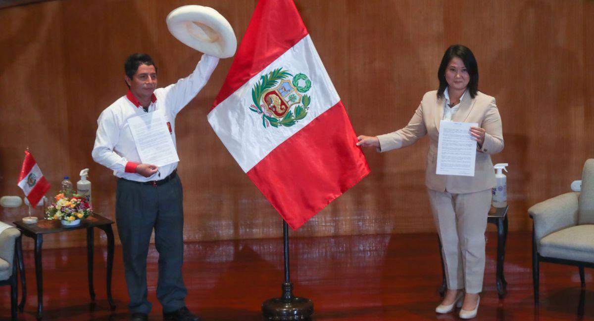 Pedro Castillo y Keiko Fujimori suscribiendo Proclama Ciudadana. Foto: Andina
