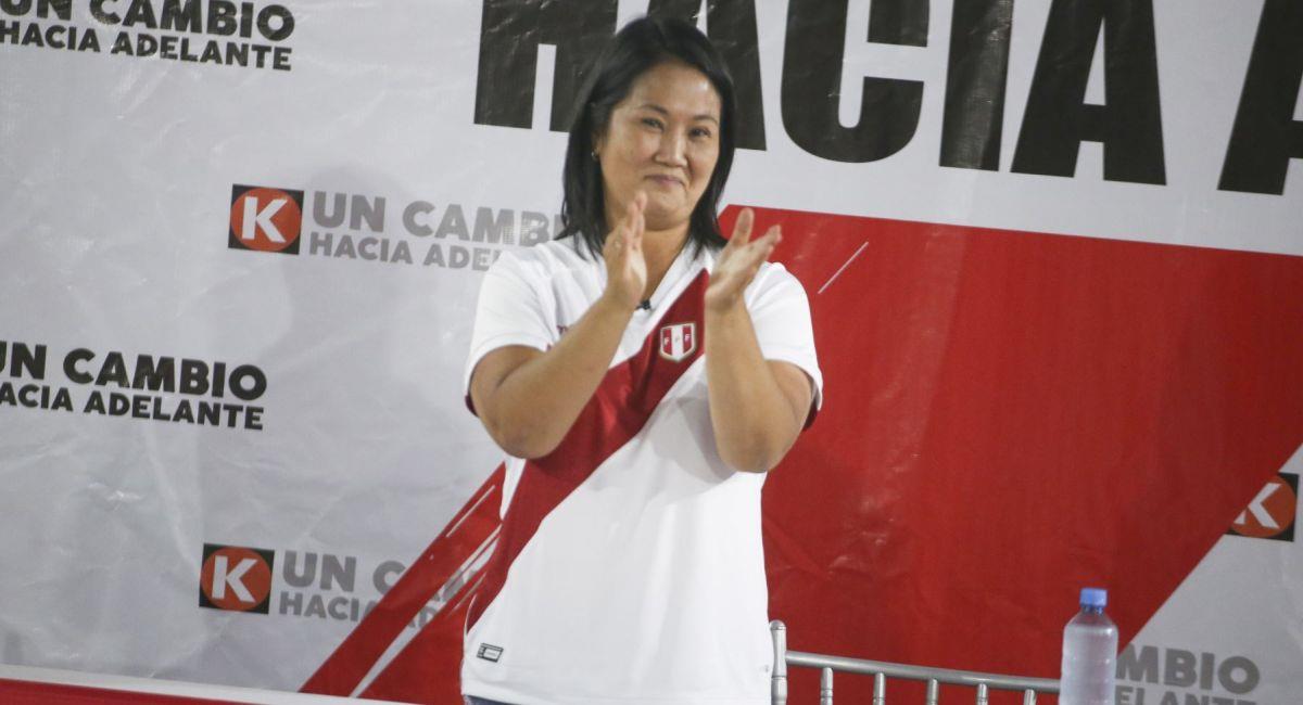 Keiko Fujimori con la camiseta de la Selección Peruana. Foto: Andina