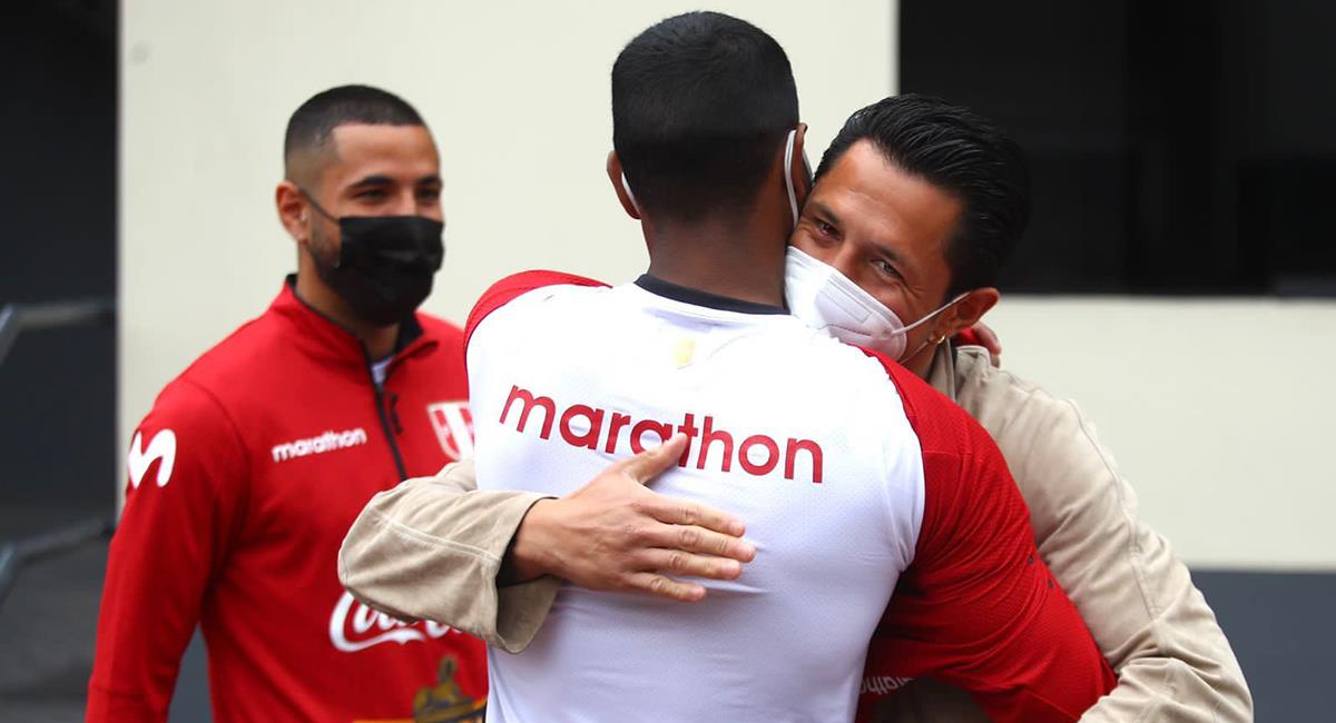 Lapadula fue recibido por sus compañeros. Foto: Twitter Selección Peruana