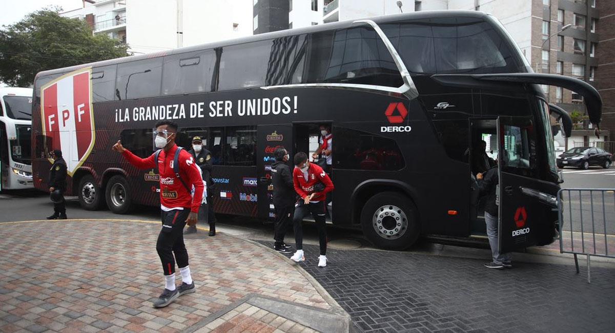 Hinchas llegan al hotel de Perú previo al partido. Foto: Twitter @SeleccionPeru