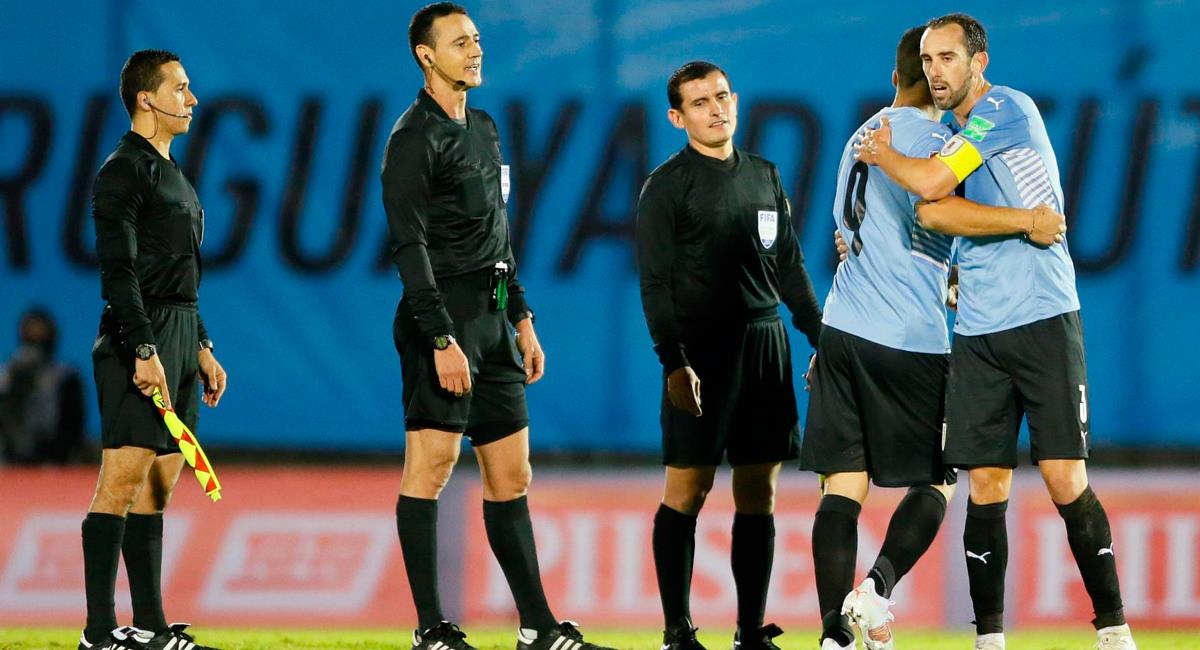 Árbitros fueron suspendidos de su cargo por gol mal anulado a Uruguay. Foto: EFE