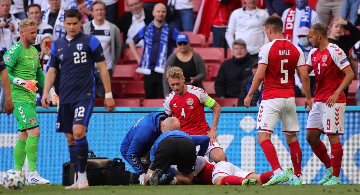 Christian Eriksen siendo retirado del campo tras desvanecerse en la Eurocopa. Foto: EFE