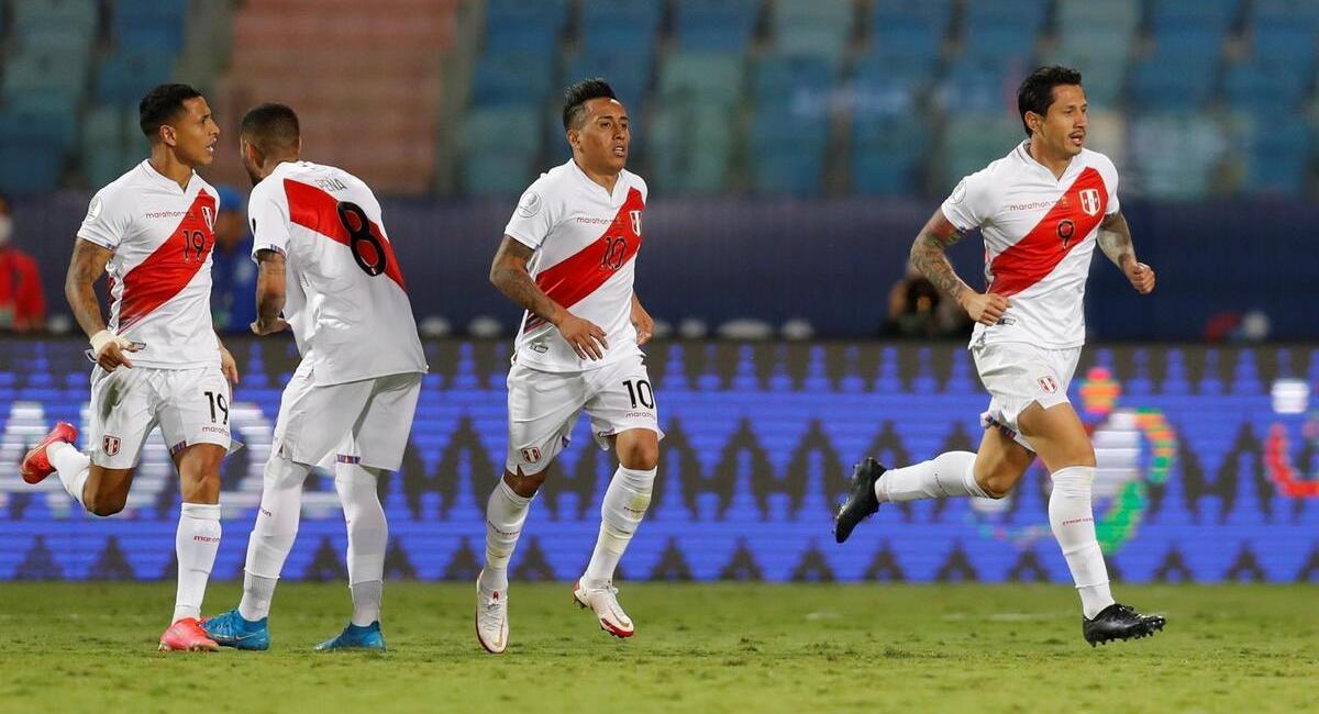Gianluca Lapadula celebra su tanto con Perú. Foto: EFE
