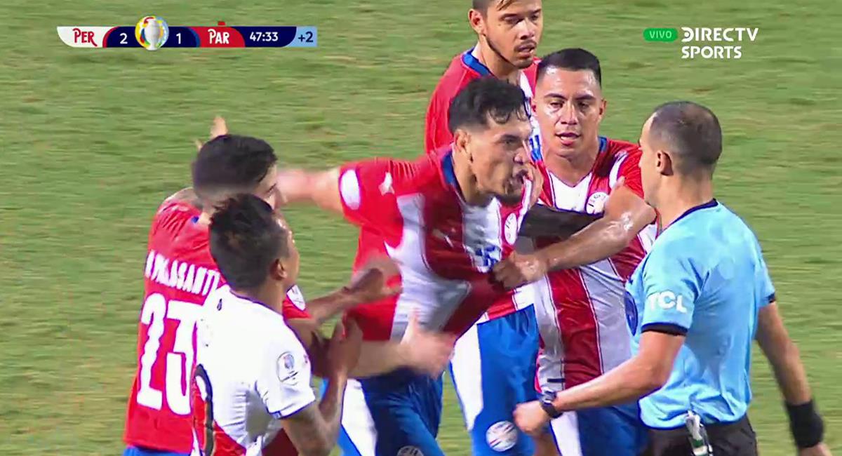 Gustavo Gómez se enloqueció con la roja. Foto: Captura DirecTV Sports