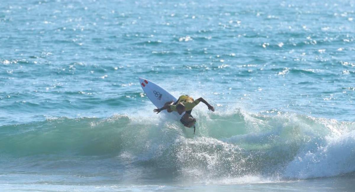 Miguel Tudela avanzó a la ronda 3 de la categoría surf. Foto: Twitter @ipdperu
