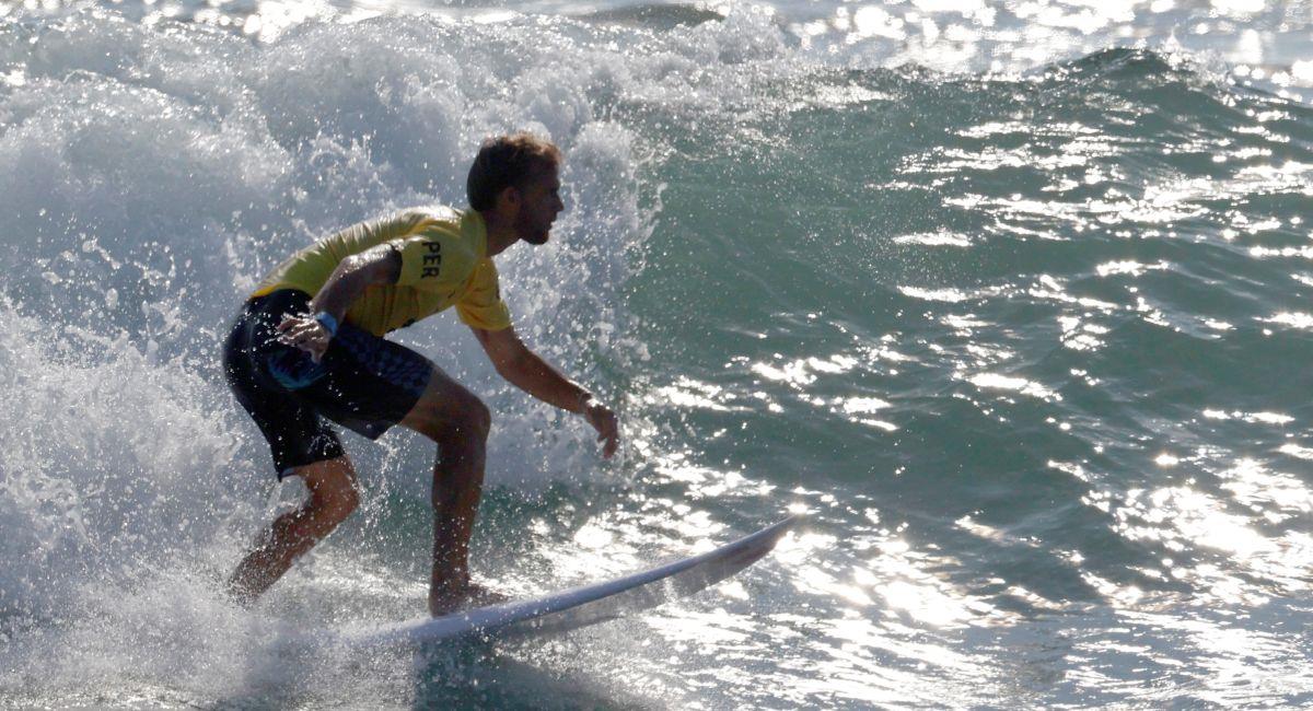 Miguel Tudela, surfista peruano. Foto: EFE