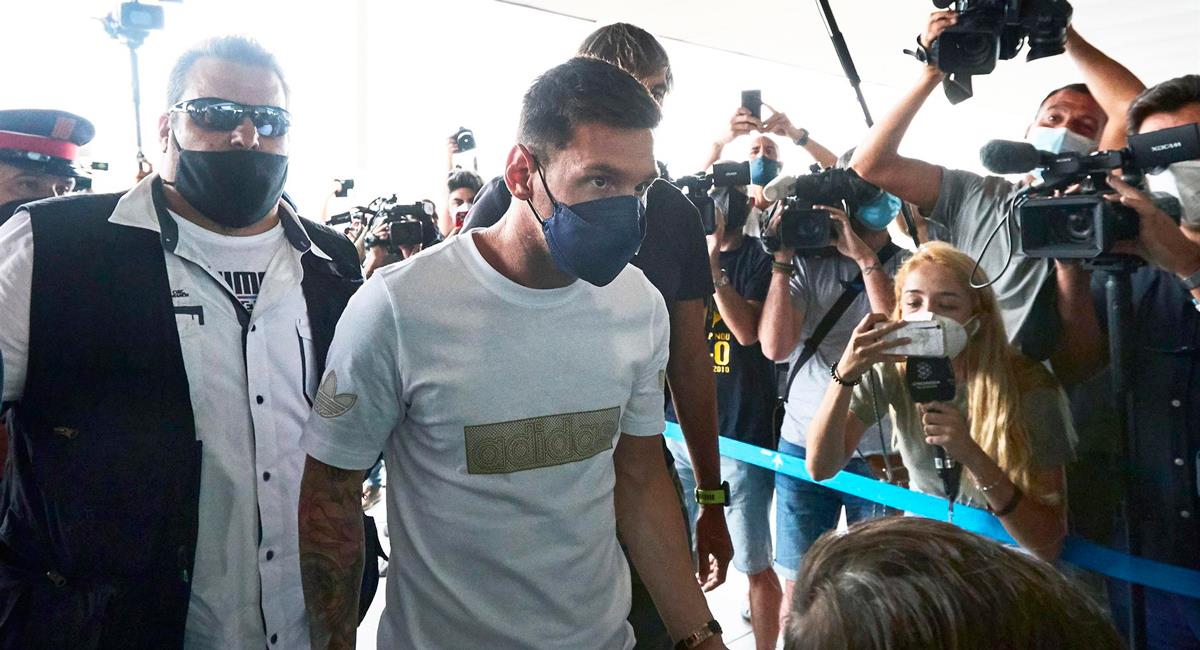 Lionel Messi tomó avión junto a su familia directo a París. Foto: EFE