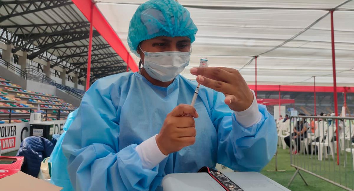 Vacuna contra la COVID-19 se aplicará a mayores de 18 años, aseguró Hernando Cevallos. Foto: Twitter @Minsa_Peru