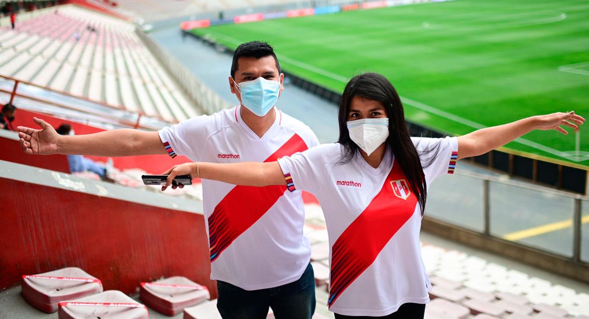 Hinchas llegaron al Nacional para alentar a Perú. Foto: FPF