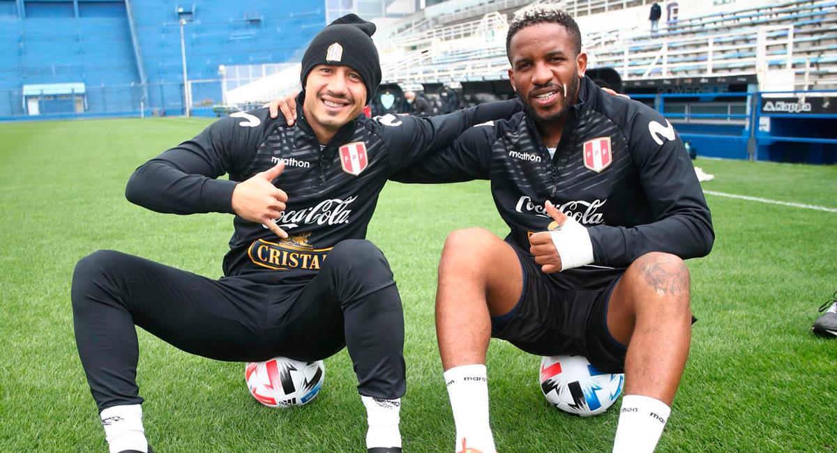 Jefferson Farfán y Gianluca Lapadula posaron juntos en entrenamientos de Perú. Foto: FPF