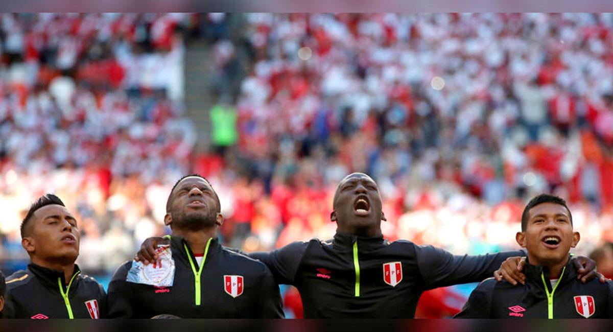 Jugadores cantando el himno de Perú. Foto: Captura