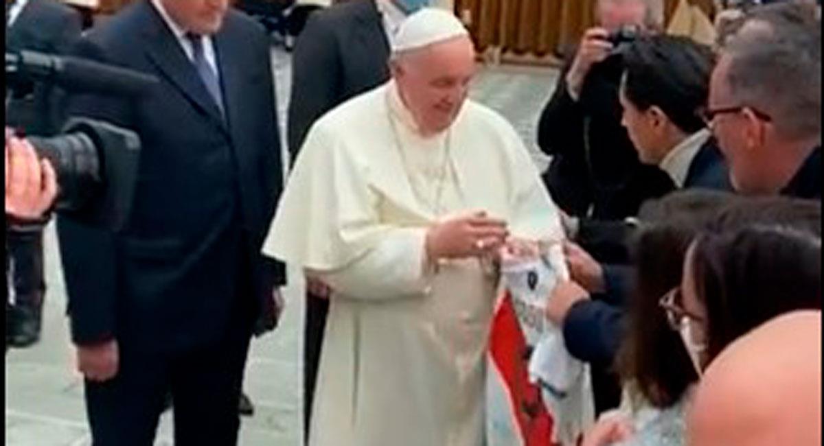 Lapadula entregó al Papa Francisco la camiseta de Perú. Foto: Captura