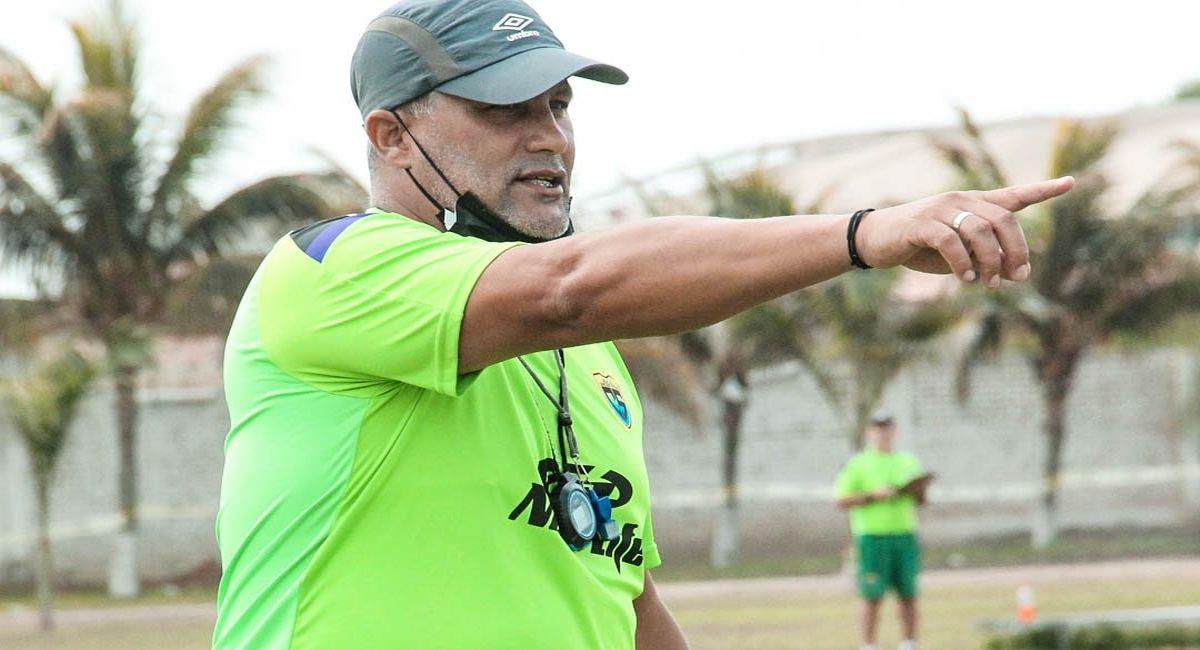 Jahir Butrón, entrenador de Carlos Stein. Foto: Facebook Club Carlos Stein