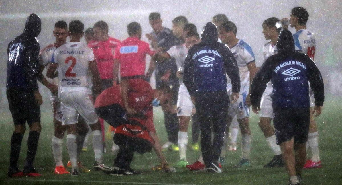 Peñarol vs Nacional suspendido por tormenta. Foto: EFE