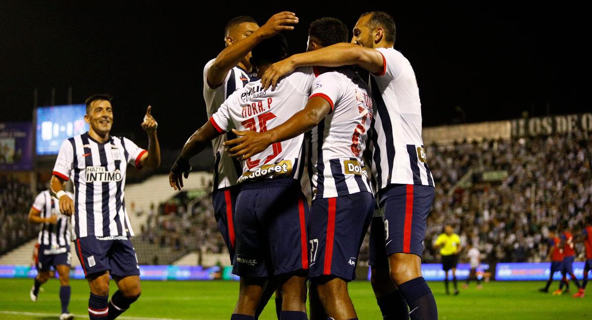 Alianza Lima se mide a DIM en la 'Noche Blanquiazul' 2022. Foto: Twitter @ClubALoficial