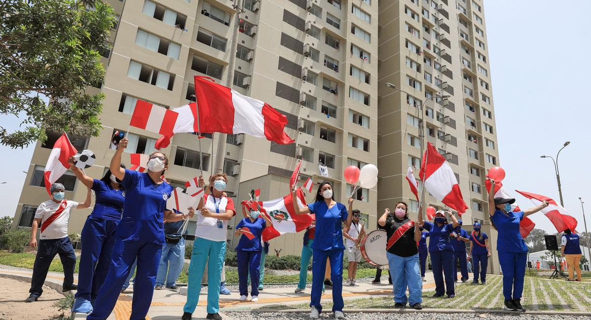 Pacientes en la Villa Panamericana realizaron banderazo en favor de la selección. Foto: Twitter @EsSaludPeru